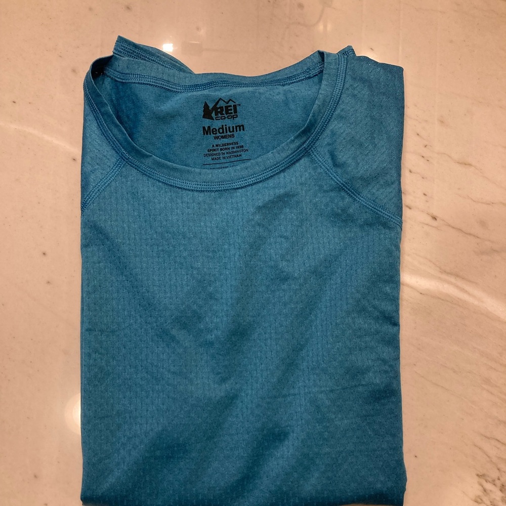 Rei Light weight base T-Shirt Size medium